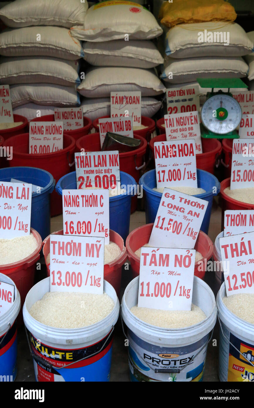 Il riso di qualità diverse per la vendita in sacchi in un mercato all'aperto. Il Vietnam. Foto Stock