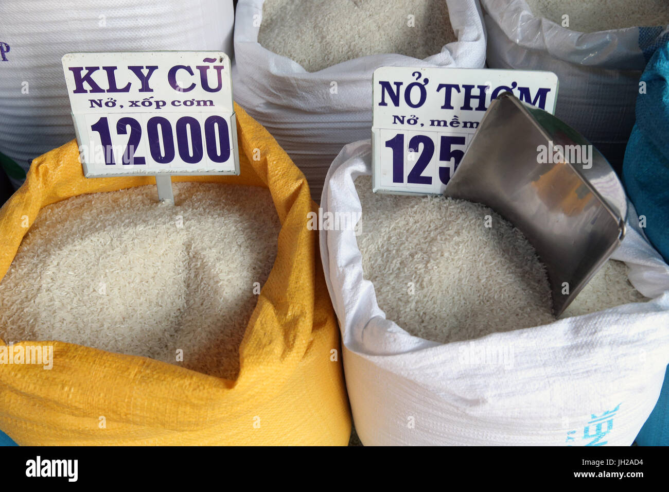 Il riso di qualità diverse per la vendita in sacchi in un mercato all'aperto. Il Vietnam. Foto Stock