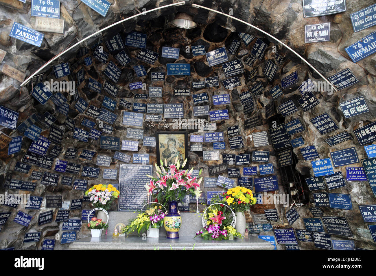 Ho Chi Minh city. San Filippo chiesa ( Huyen Sy Chiesa ). Copia della grotta di Massabielle. Ex-voto. Ho Chi Minh City. Il Vietnam. Foto Stock