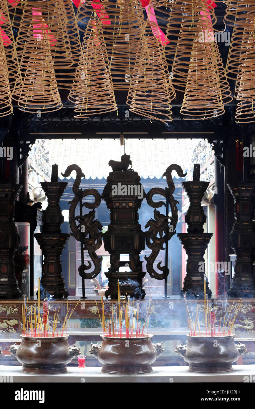 Il tempio taoista. Phuoc un Hoi Quan Pagoda. Bastoncini di incenso su joss stick pot di fuoco e fumo utilizzare per pagare rispetto al Buddha. Ho Chi Minh City. V Foto Stock
