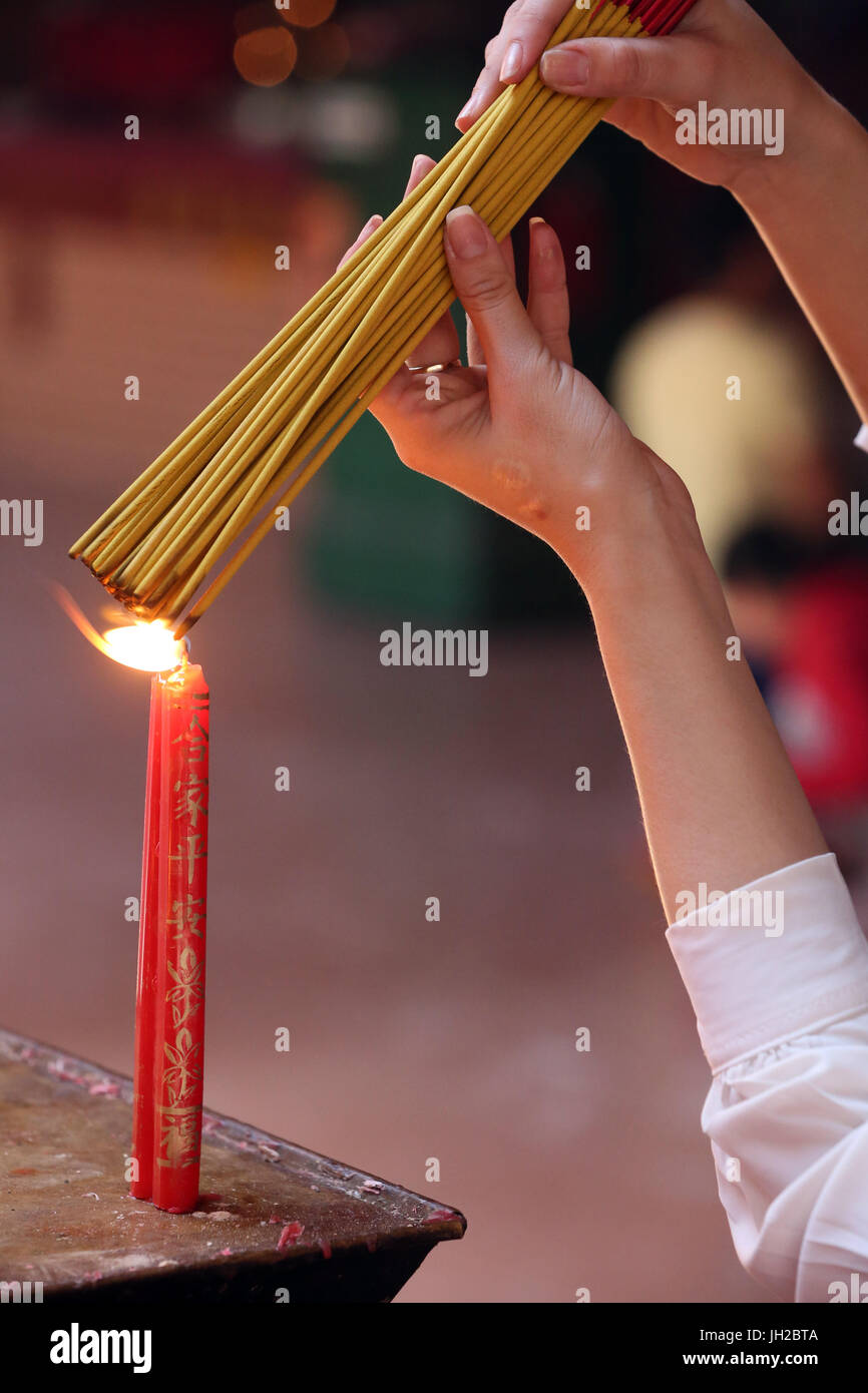 Chua su Lang il tempio taoista. Adoratore buddista. La masterizzazione di bastoncini di incenso. Ho Chi Minh City. Il Vietnam. Foto Stock