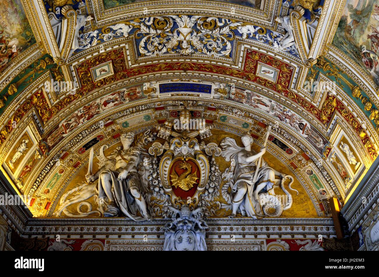 Periodo rinascimentale dipinti sul soffitto della basilica di San Pietro in Vaticano, Roma, Italia Foto Stock