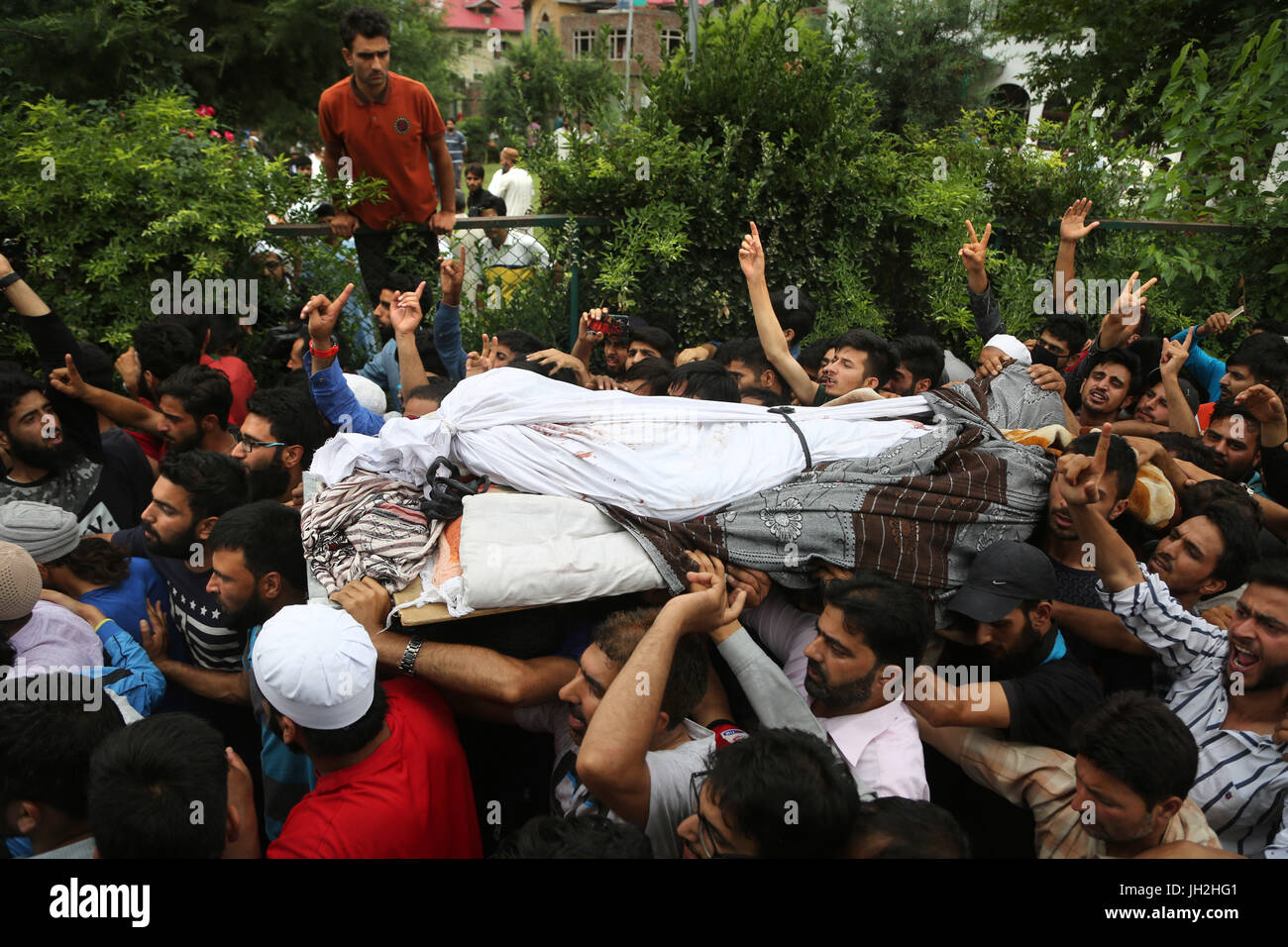 Srinagar, Indiano-controllato del Kashmir. 12 Luglio, 2017. Popolo del Kashmir portano il corpo di un militante appartenente al Hizbul Mujahideen (HM) durante il suo corteo funebre in Srinagar, capitale estiva di Indiano-Kashmir controllata, luglio 12, 2017. Tre militanti appartenenti a Hizbul Mujahideen (HM) militante outfit sono stati uccisi mercoledì in un feroce gunfight con truppe in irrequieta indiano-Kashmir controllata, hanno detto i funzionari. Credito: Javed Dar/Xinhua/Alamy Live News Foto Stock