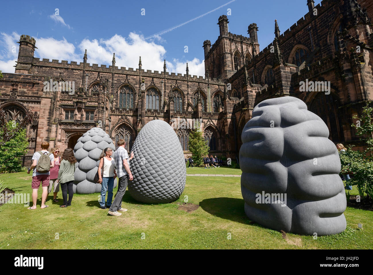 Chester, Regno Unito. 12 luglio 2017. Per i visitatori in cerca di un le sculture fructus, la fillotassi e Corpus da Peter Randall-Page nella motivazione di Chester Cathedral come parte dell'estate Arca esposizione di scultura. Credito: Andrew Paterson/Alamy Live News Foto Stock