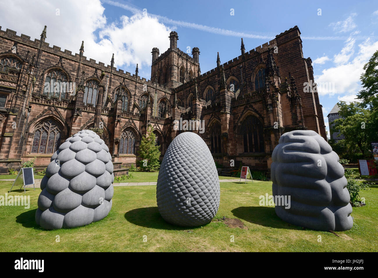 Chester, Regno Unito. 12 luglio 2017. Le sculture fructus, la fillotassi e Corpus da Peter Randall-Page nella motivazione di Chester Cathedral come parte dell'estate Arca esposizione di scultura. Credito: Andrew Paterson/Alamy Live News Foto Stock