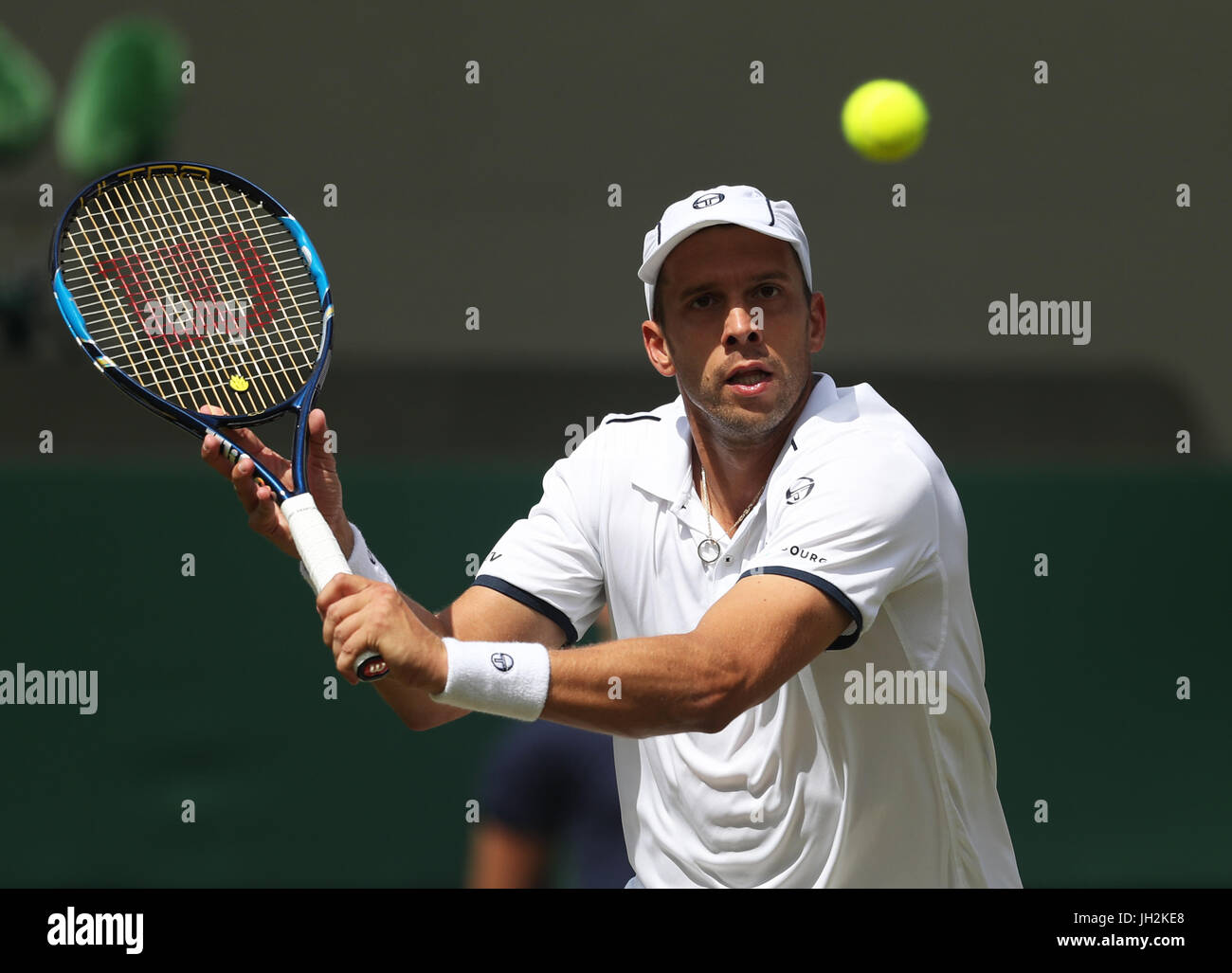 Londra, Regno Unito. 12 Luglio, 2017. Gilles MULLER di Lussemburgo compete durante gli Uomini Singoli Quarti di finale match con Marin CILIC di Croazia presso i campionati di Wimbledon 2017 a Wimbledon, Londra, Gran Bretagna il 12 luglio 2017 Credit: Jin Yu/Xinhua/Alamy Live News Foto Stock