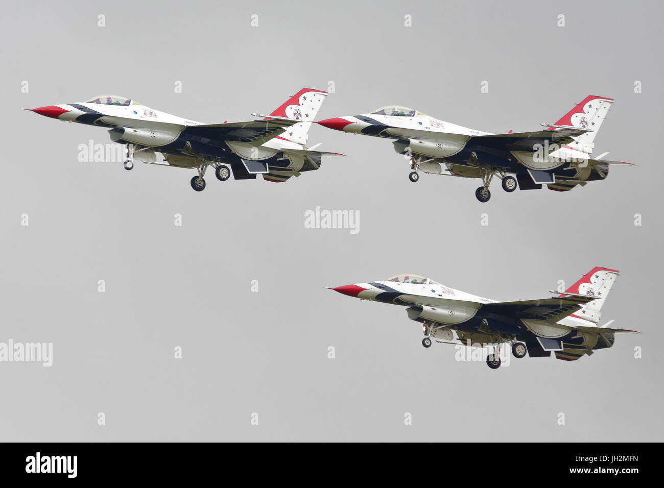 Raf fairford, Gloucestershire, UK. 12 luglio 2017. Gli aerei arrivare per il fine settimana di festa annuale di riat air show. US Air Force è fortemente rappresentata per celebrare la loro settantesimo anniversario. Per questa occasione il usaf thunderbirds fanno la loro comparsa dopo dieci anni. Credito: Uwe deffner/alamy live news Foto Stock