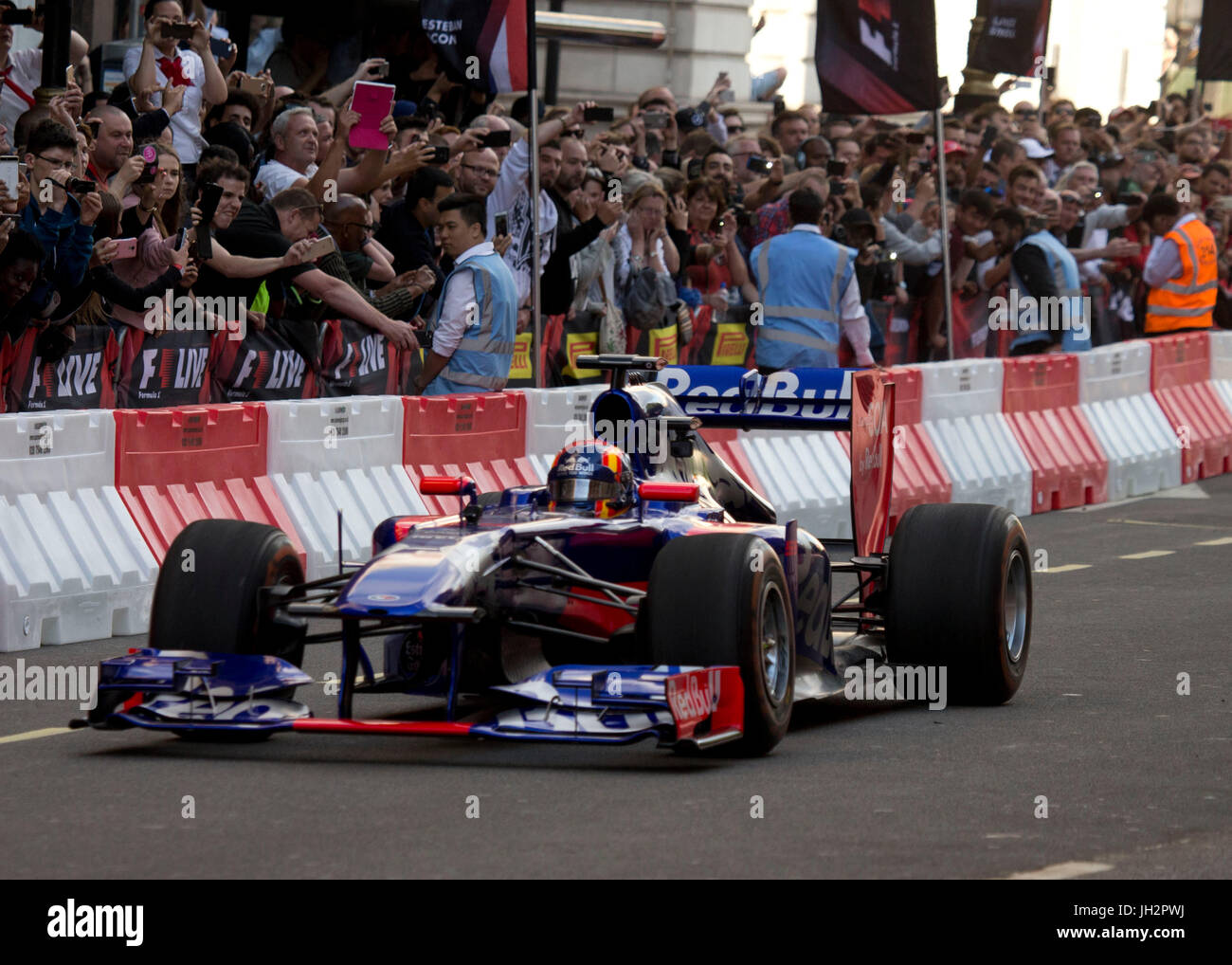 Londra, Regno Unito. 12 Luglio, 2017. Parata dei piloti. Formula 1 Live Londra in Trafalgar Square e Whitehall. Credito: Sebastian Remme/Alamy Live News Foto Stock