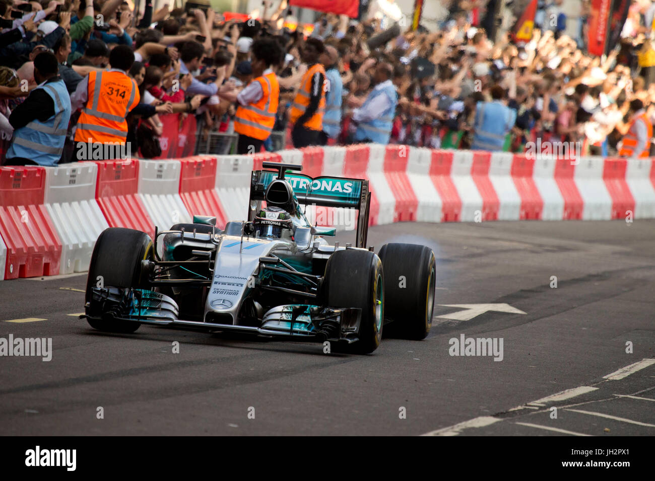 Londra, Regno Unito. 12 Luglio, 2017. Parata dei piloti. Formula 1 Live Londra in Trafalgar Square e Whitehall. Credito: Sebastian Remme/Alamy Live News Foto Stock