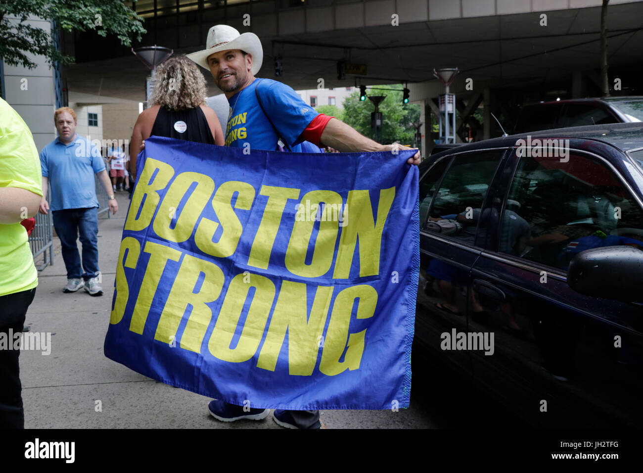 Boston, Massachusetts, USA. 12 Luglio, 2017. Gli infermieri sono in sciopero per un giorno più pagare e altri problemi. Tufts Medical Center ha bloccato la loro fuori per cinque giorni. Credito: Kenneth Martin/ZUMA filo/Alamy Live News Foto Stock