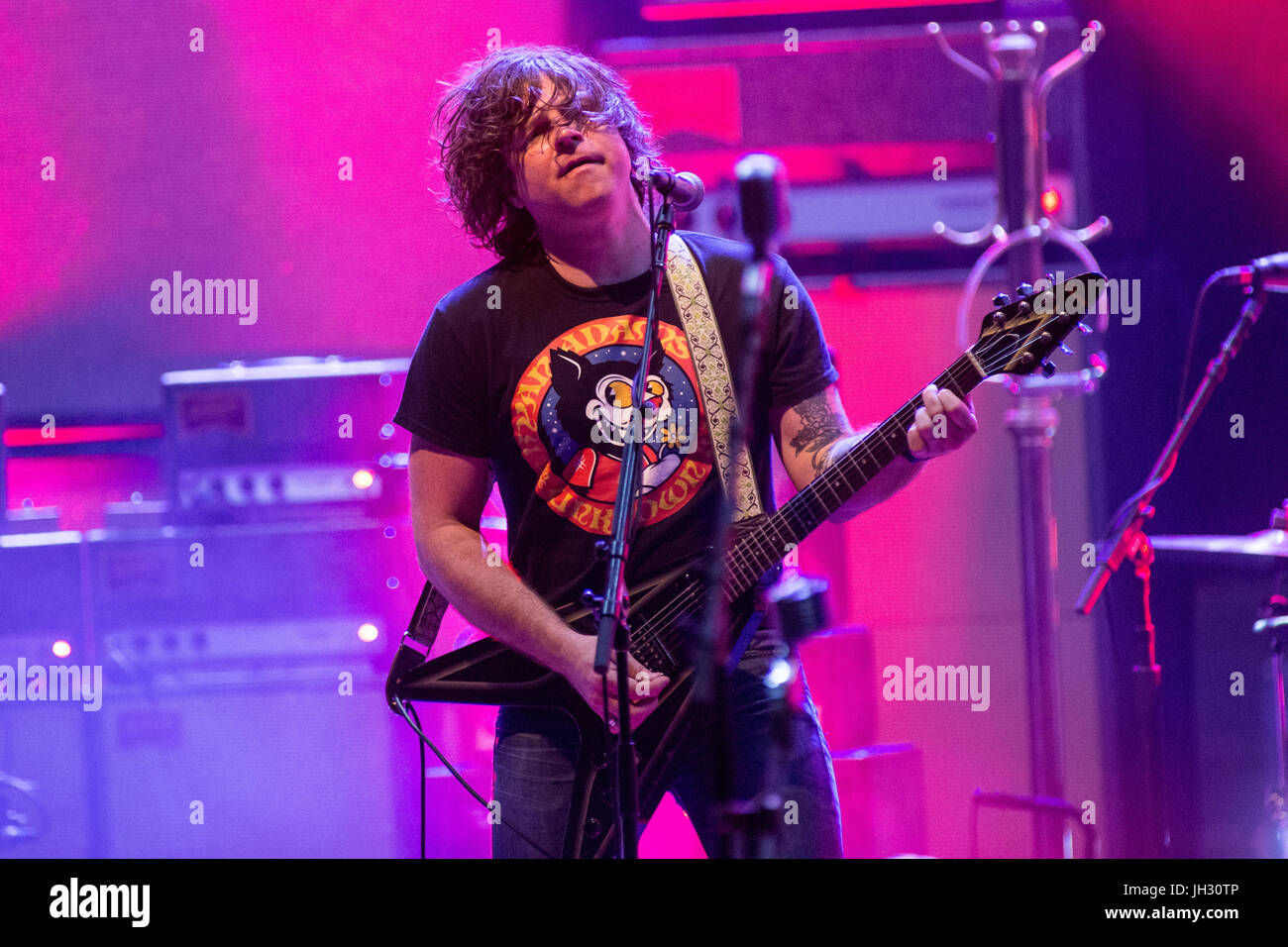 Gardone Riviera, Italia. 12 Luglio, 2017. Il cantante-cantautore poeta e ryan Adams si esibisce dal vivo sul palco al Vittoriale degli Italiani durante il prigioniero Tour 2017' Credit: Rodolfo Sassano/Alamy Live News Foto Stock