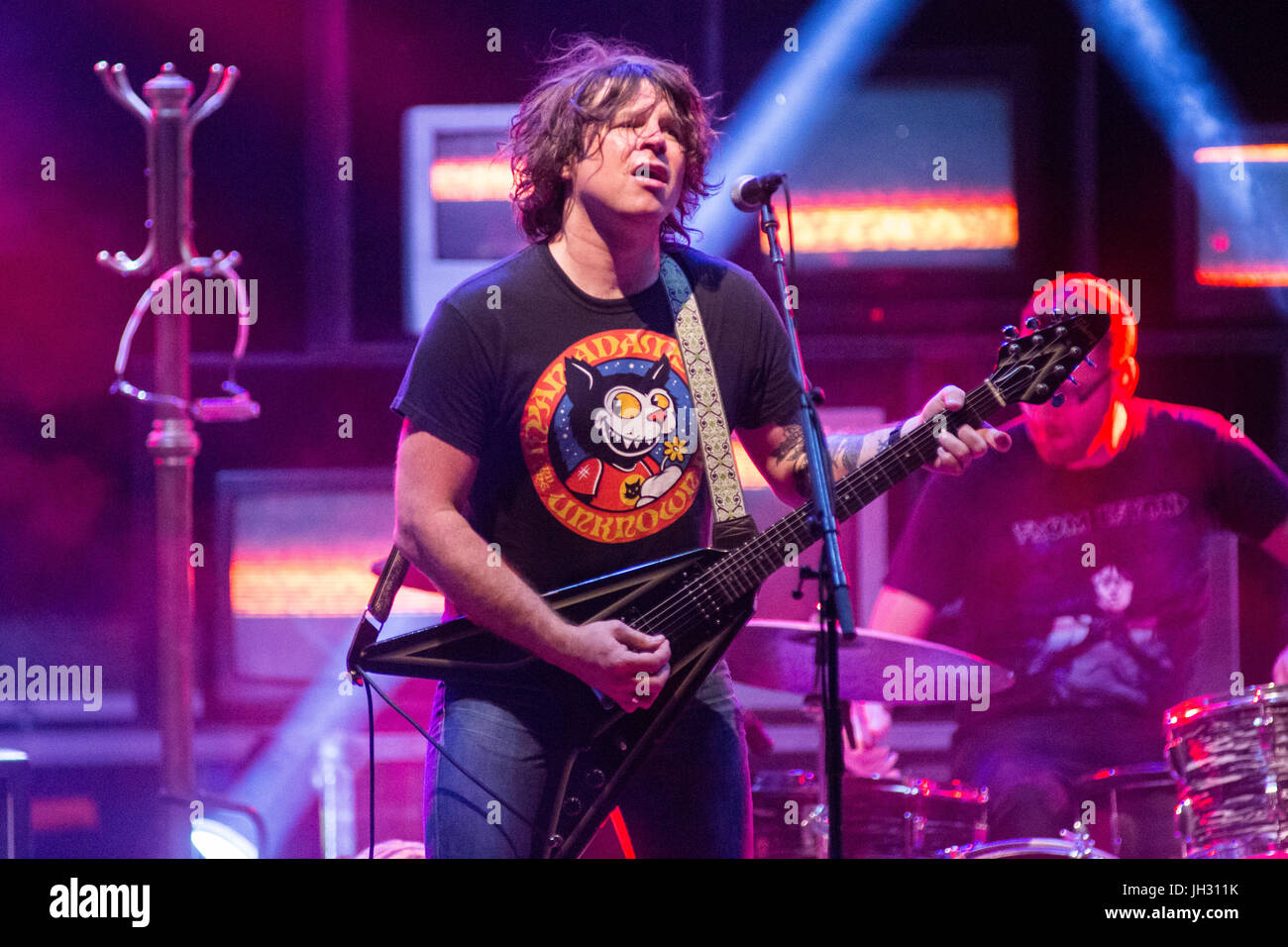 Gardone Riviera, Italia. 12 Luglio, 2017. Il cantante-cantautore poeta e ryan Adams si esibisce dal vivo sul palco al Vittoriale degli Italiani durante il prigioniero Tour 2017' Credit: Rodolfo Sassano/Alamy Live News Foto Stock