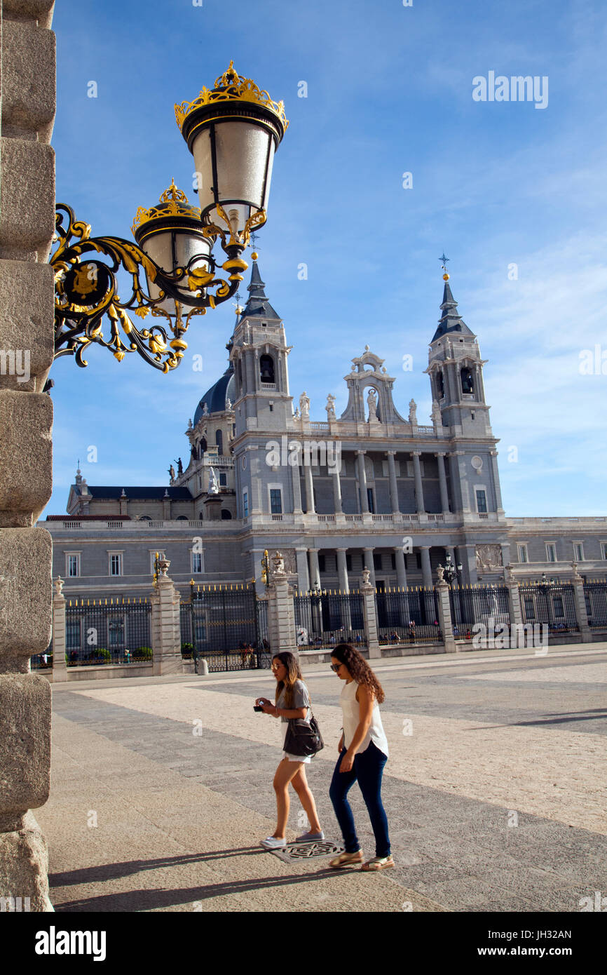 I visitatori nei giardini del Palazzo Reale / Palacio Real Madrid Spagna visite turistiche e godendo la vista verso la Catedral de la Almundea Foto Stock