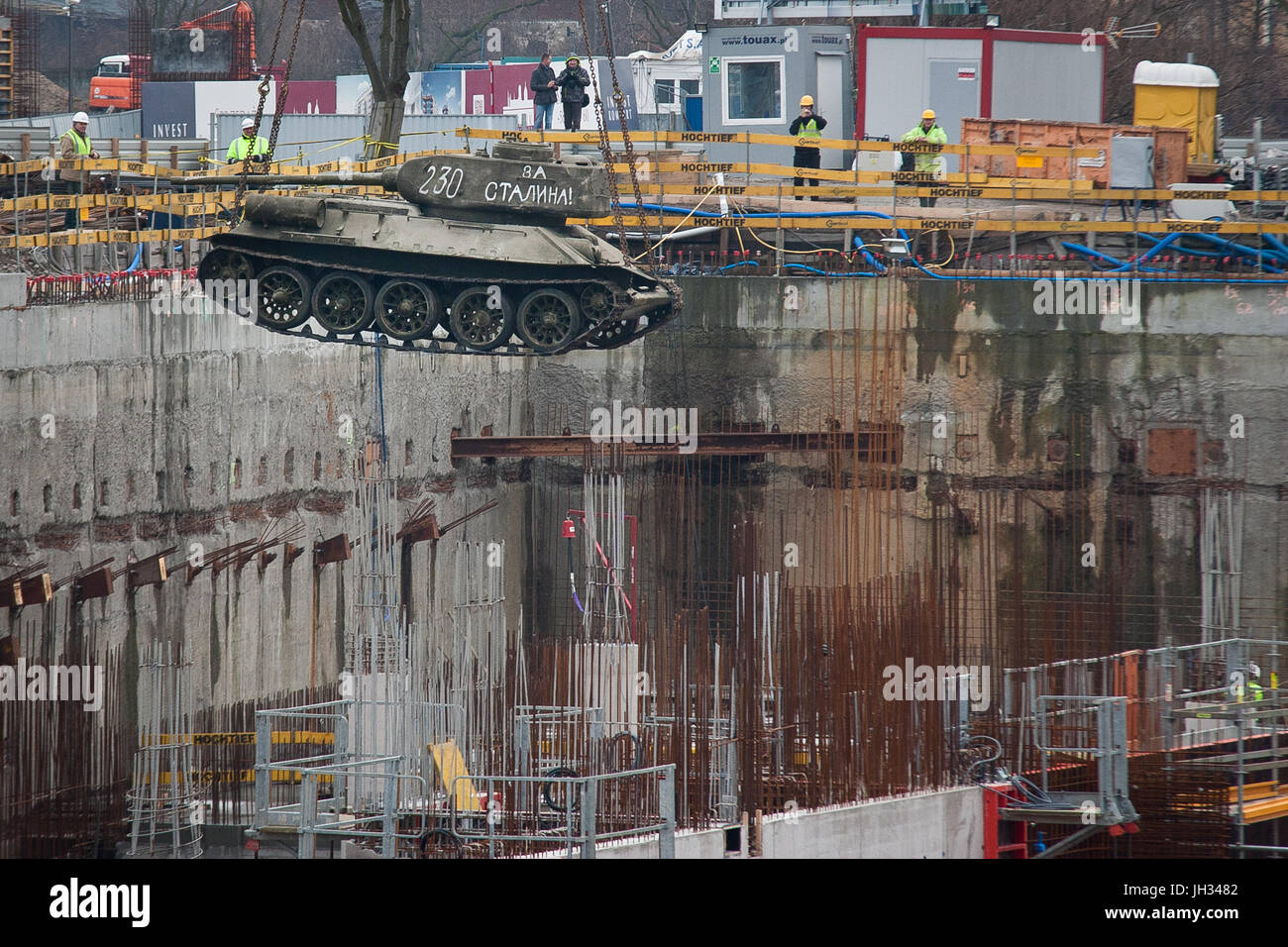Sito in costruzione di un museo della II Guerra Mondiale in Gdansk. Giorno dell'installazione dell'T-34 serbatoio sovietico. Foto Stock