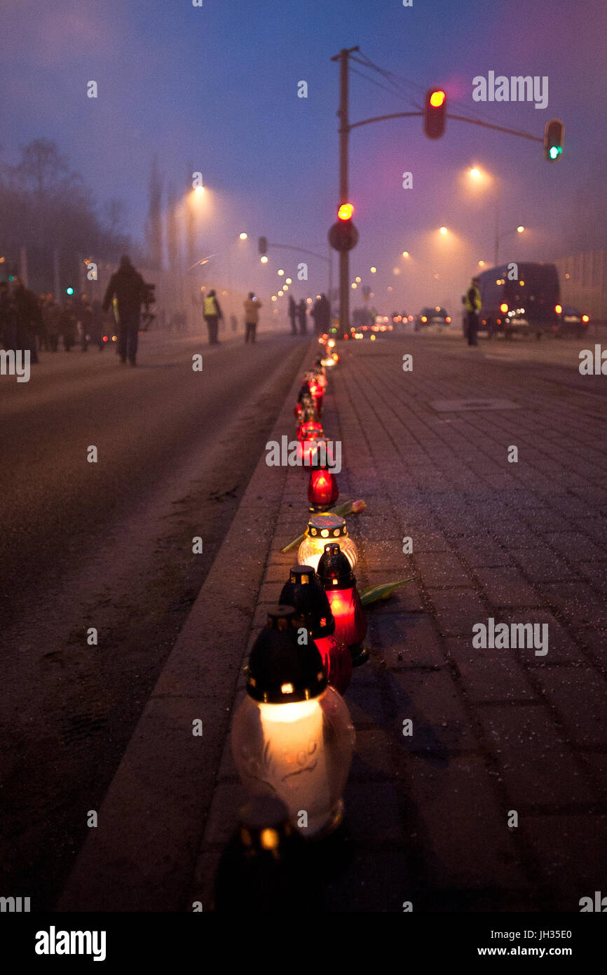 Incidente stradale ricordo nebbia notte fiori candele Foto Stock