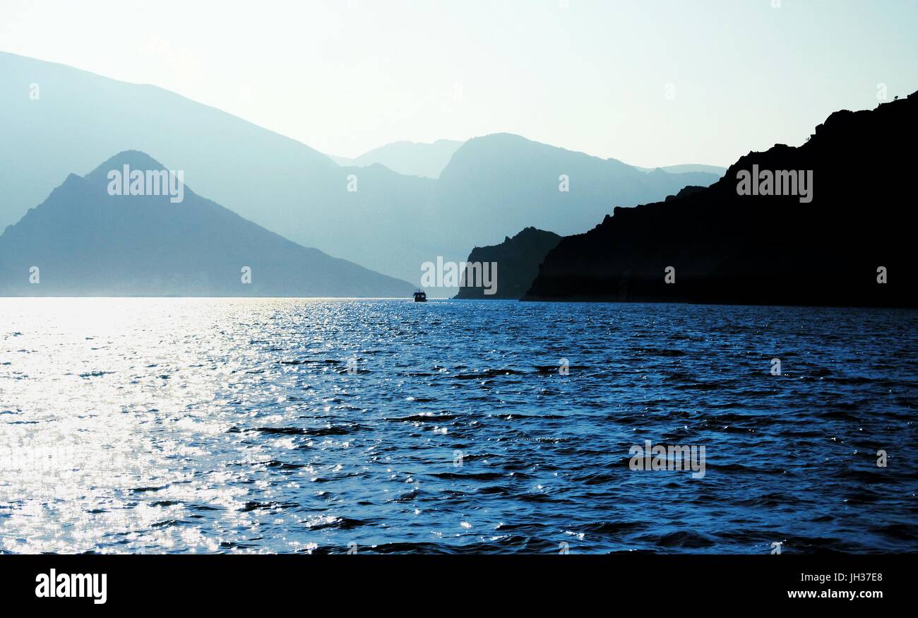 Gita in barca sul Khor ash Sham, Musandam, Oman Foto Stock
