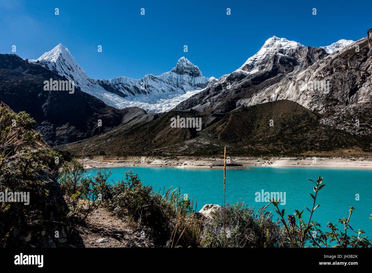 Guardando sopra la laguna Paron verso Nevado Pirámide e Pirámide della Cordillera Blanca mountain range nelle Ande occidentali in Perù, Sud America. Foto Stock