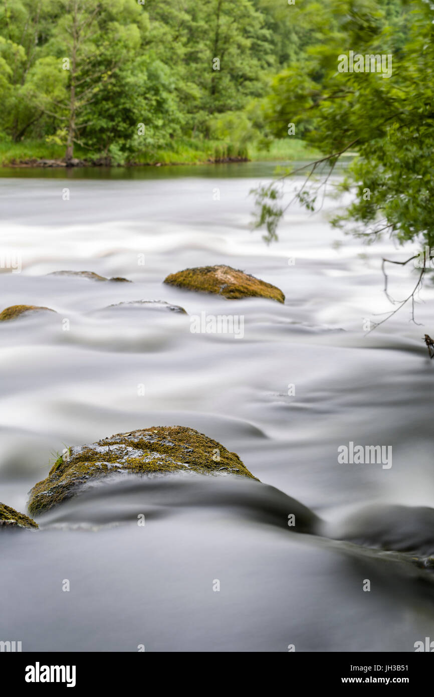 Bella lunga esposizione vista del paesaggio del fiume che scorre acqua su rocce modello di rilascio: No. Proprietà di rilascio: No. Foto Stock
