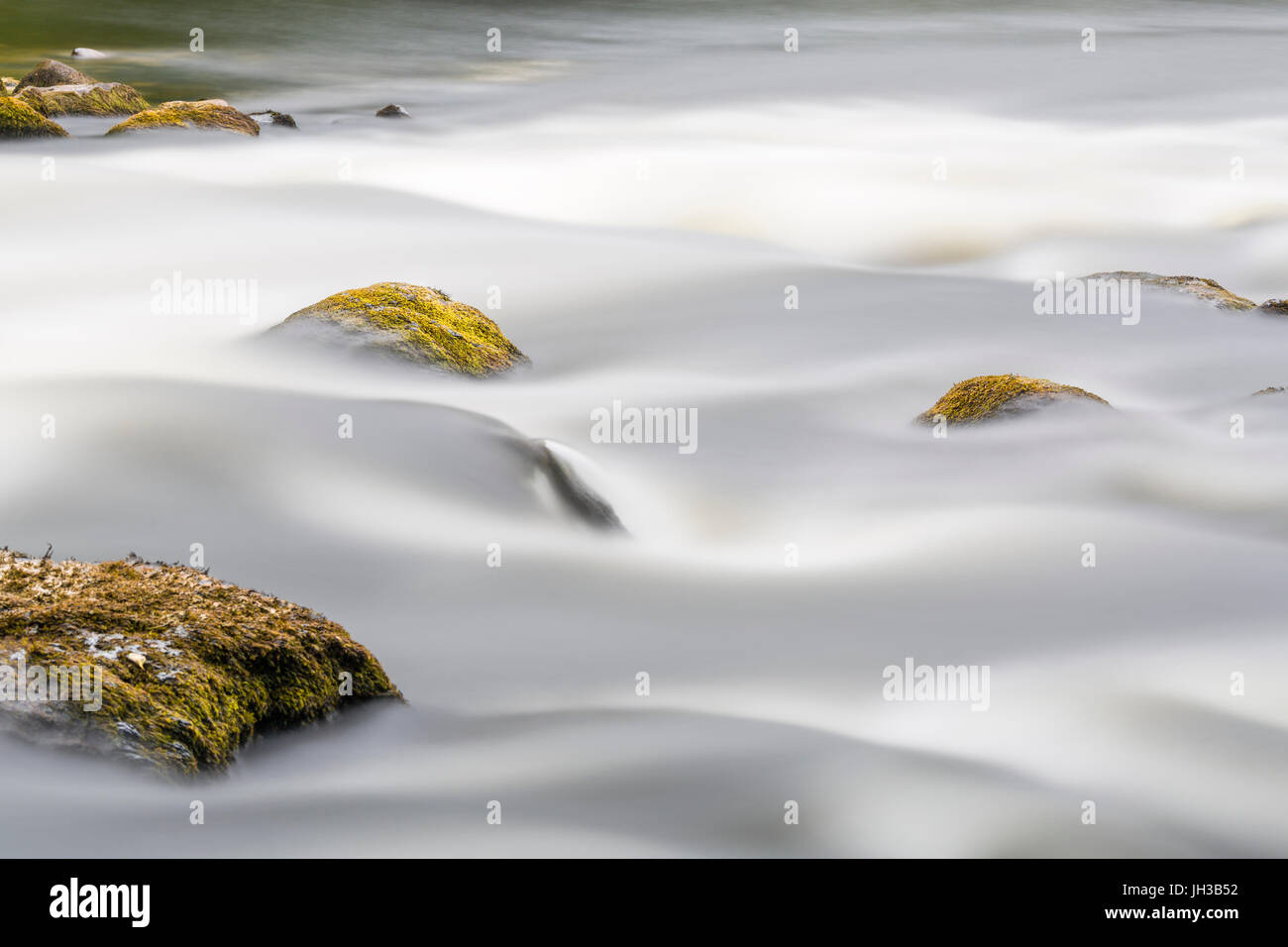 Bella lunga esposizione vista del paesaggio del fiume che scorre acqua su rocce modello di rilascio: No. Proprietà di rilascio: No. Foto Stock