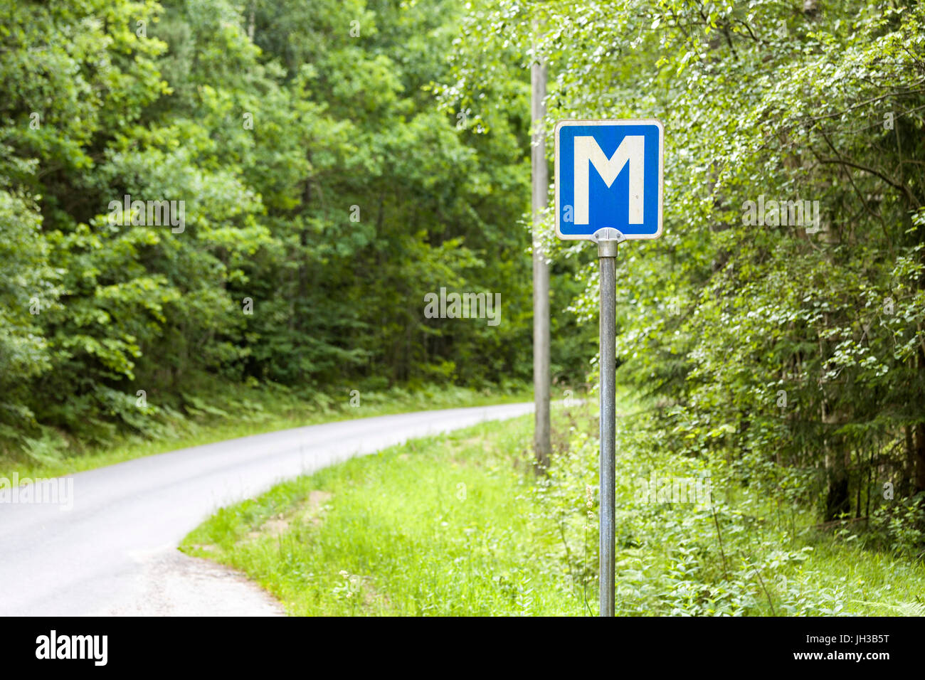 Blu e bianco lettera M simboli sign passante posto sul singolo svedese via strada in Svezia modello di rilascio: No. Proprietà di rilascio: No. Foto Stock