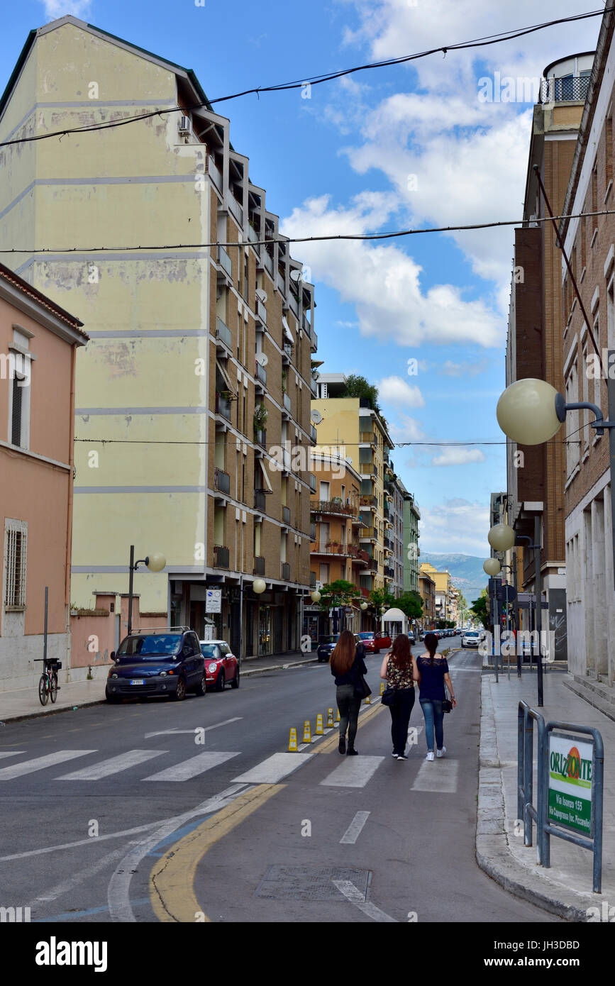 Area pedonale zona dello shopping a Mussolini fondò la città di Latina nella regione Lazio del sud-Italia centrale. Foto Stock