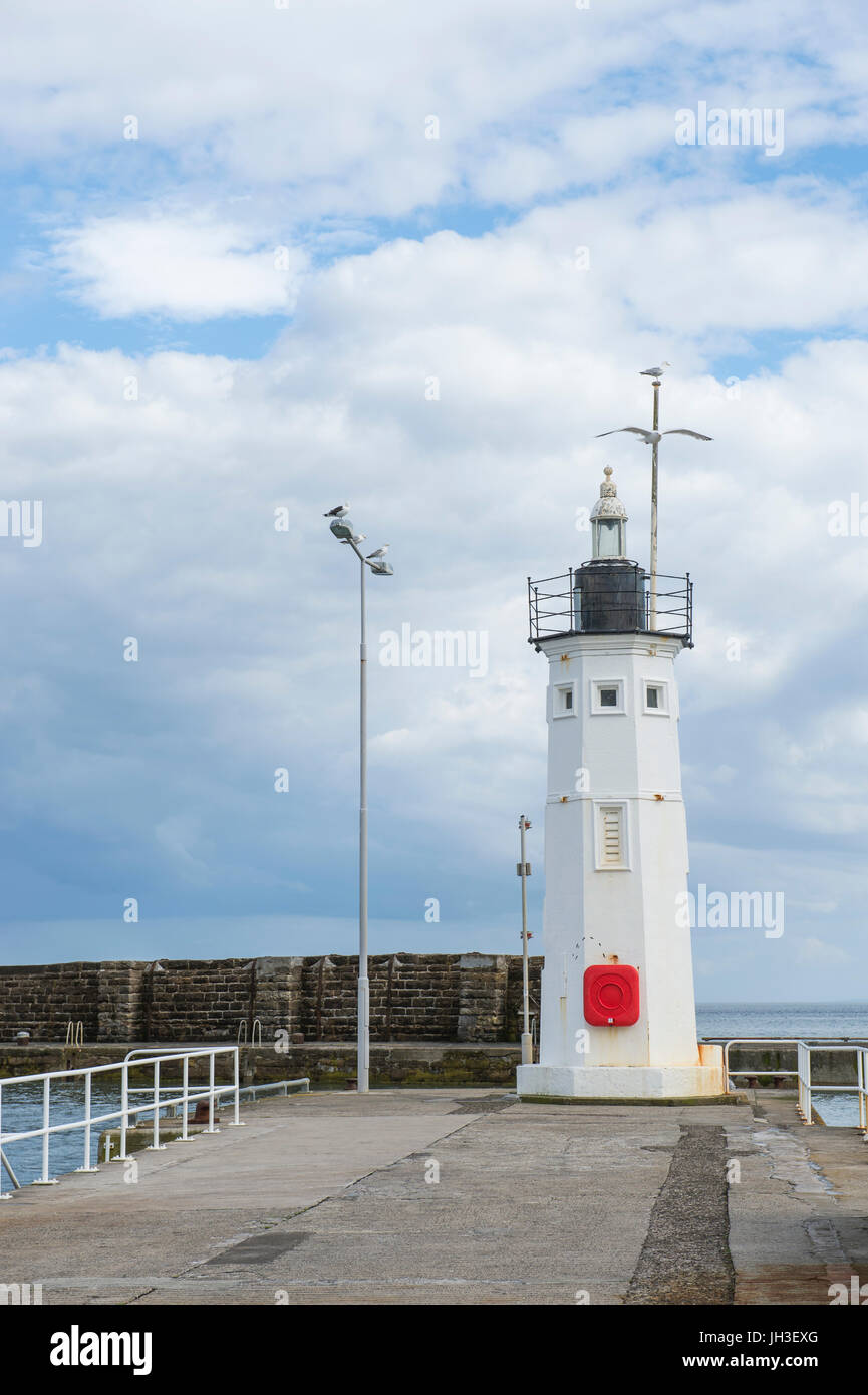 Anstruther, Scotland, Regno Unito - 2 Agosto 2014: Il faro nel villaggio di pescatori di Anstruther sulla costa di Fife, Scozia. Foto Stock