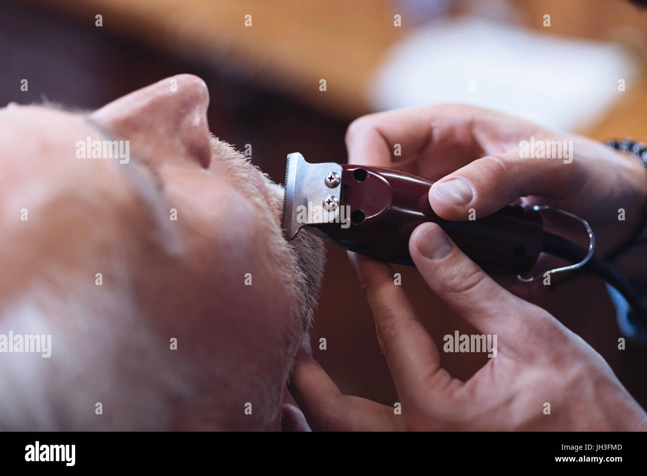 Rasoio elettrico essendo utilizzato per la regolazione della barba Foto Stock