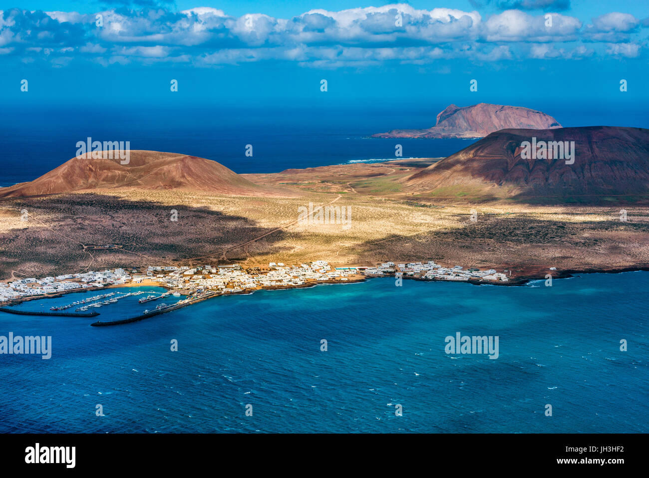 Isole di La Graciosa e Montana Clara off la costa settentrionale di Lanzarote, Isole Canarie, Spagna Foto Stock