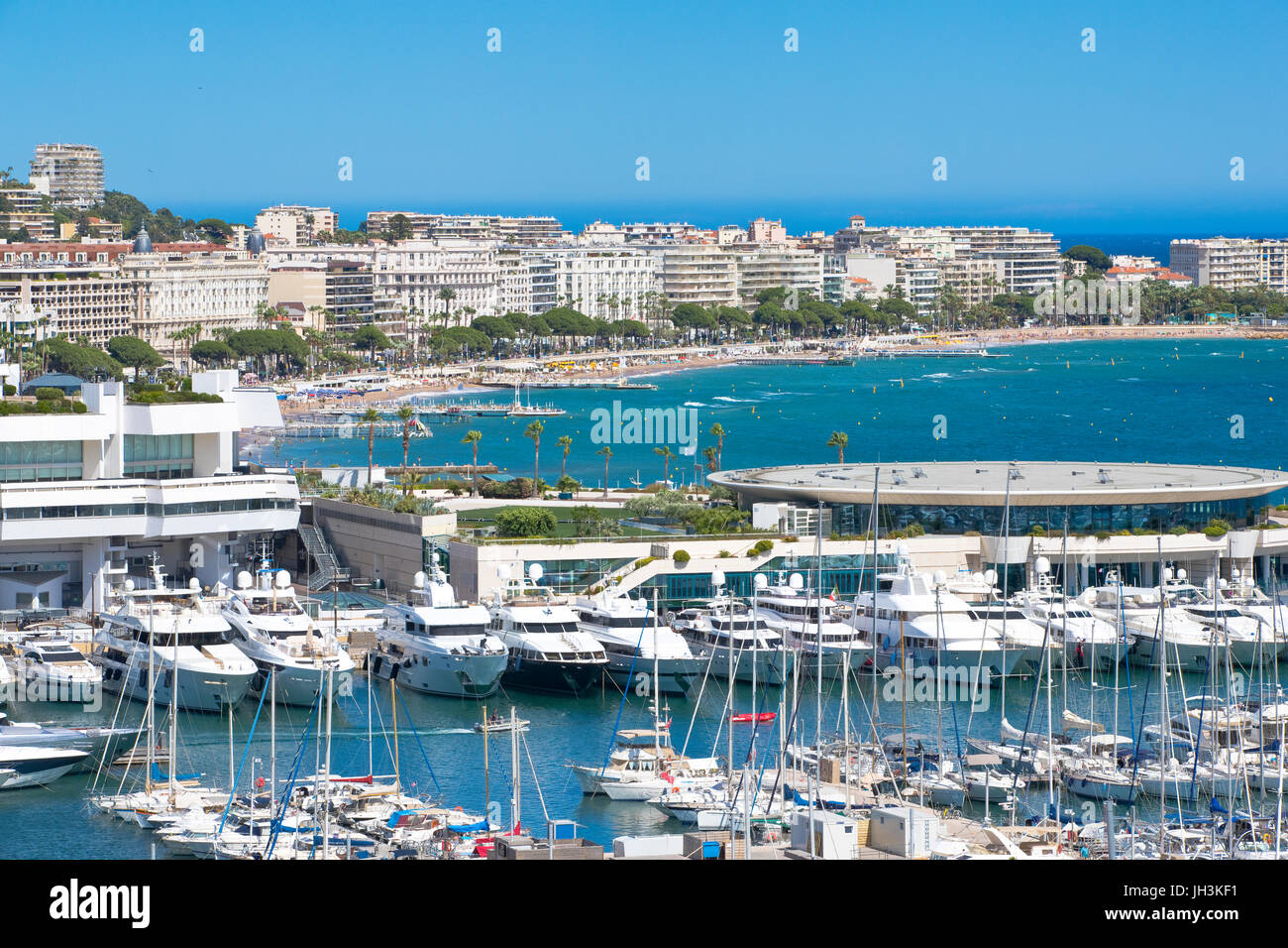 Dal vecchio porto e dal Palais des Festivals et des Congrès con la Croisette, Cannes, Francia Foto Stock