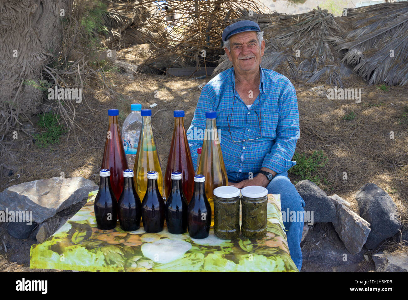Bauer verkauft regionale produkte in vilchada, santorin, kykladen, aegaeis, griechenland, mittelmeer, europa | agricoltore vende agrar regionale prodotti a Foto Stock