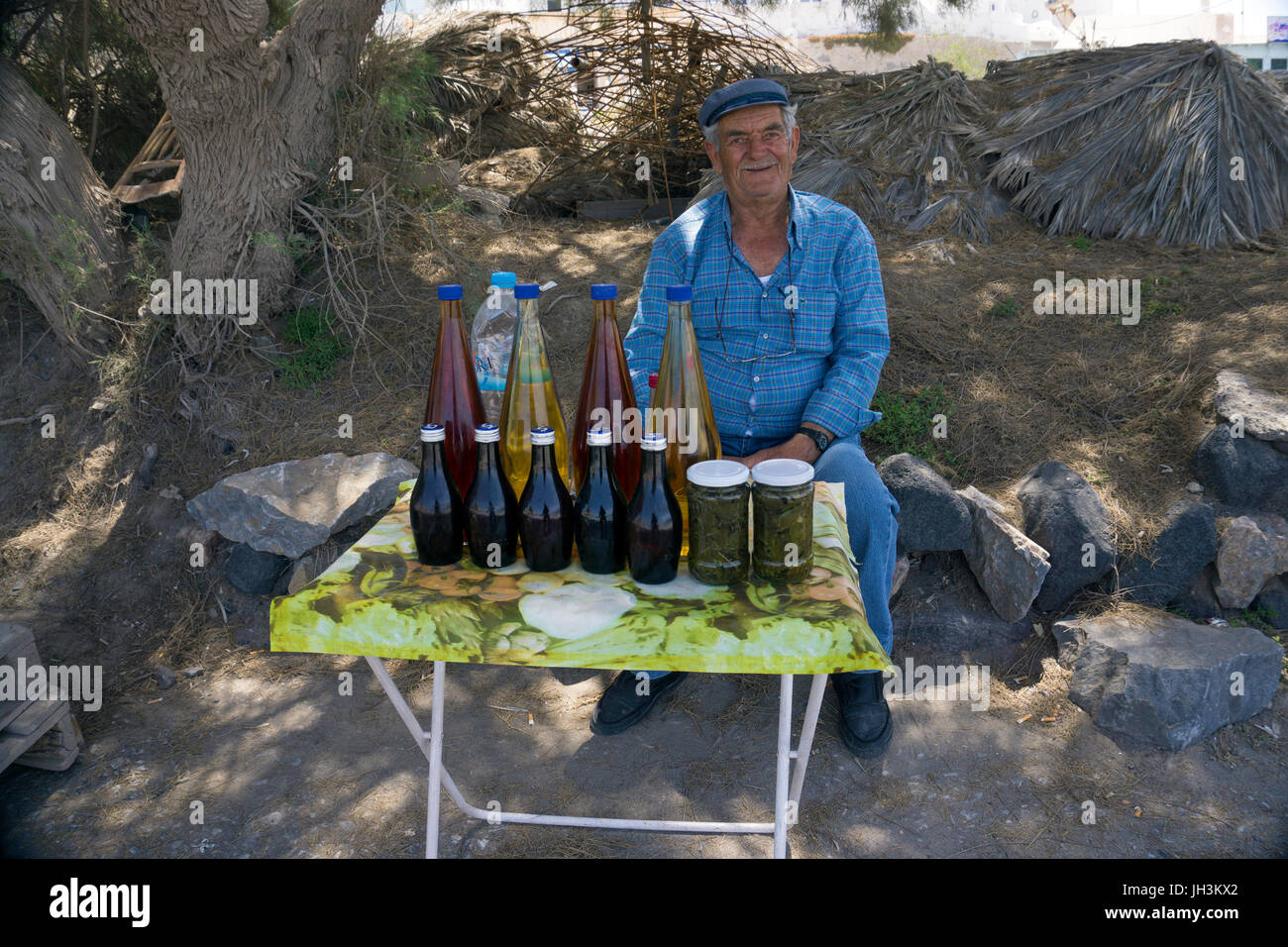 Bauer verkauft regionale produkte in vilchada, santorin, kykladen, aegaeis, griechenland, mittelmeer, europa | agricoltore vende agrar regionale prodotti a Foto Stock