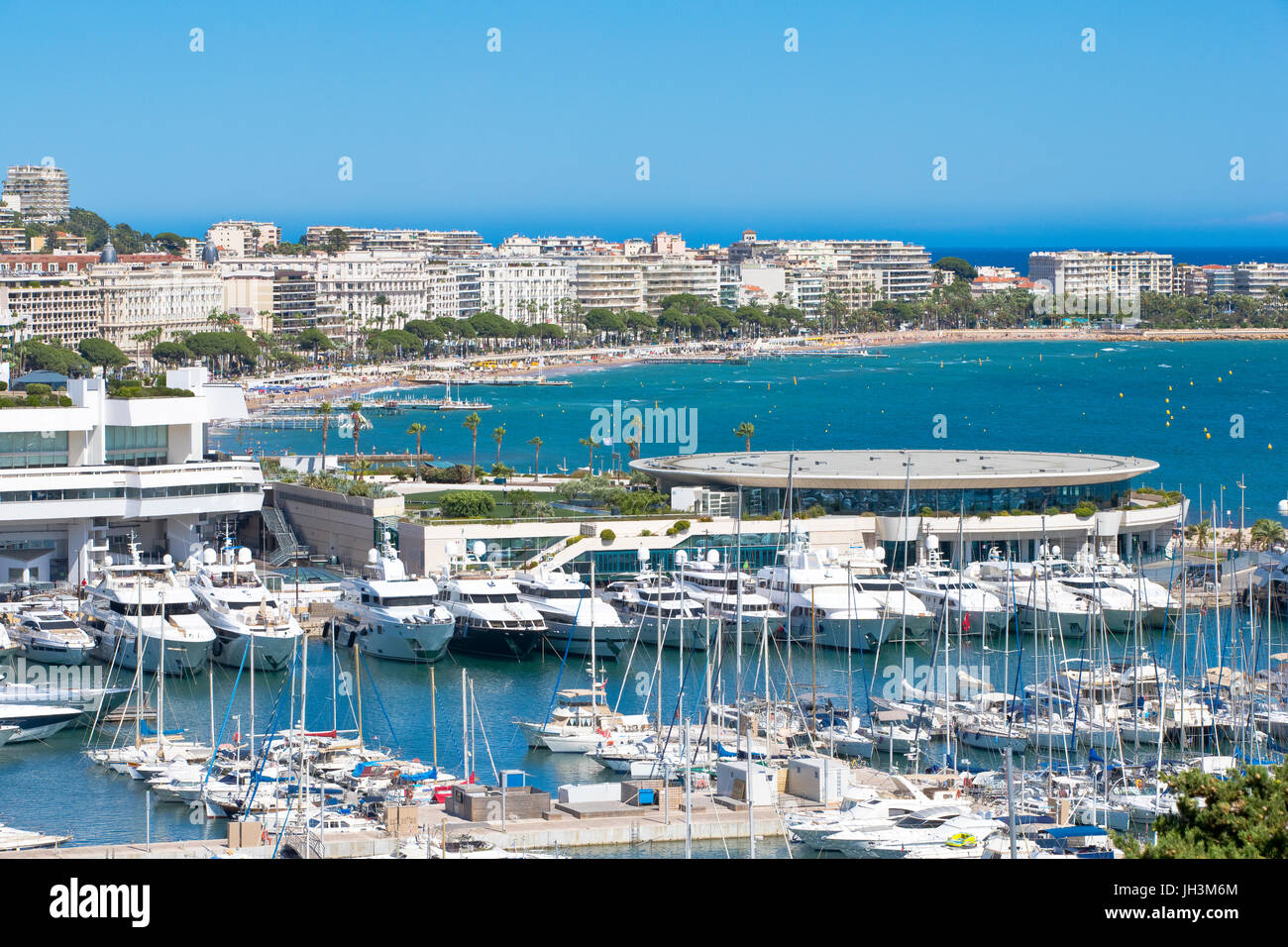 Dal vecchio porto e dal Palais des Festivals et des Congrès con la Croisette, Cannes, Francia Foto Stock