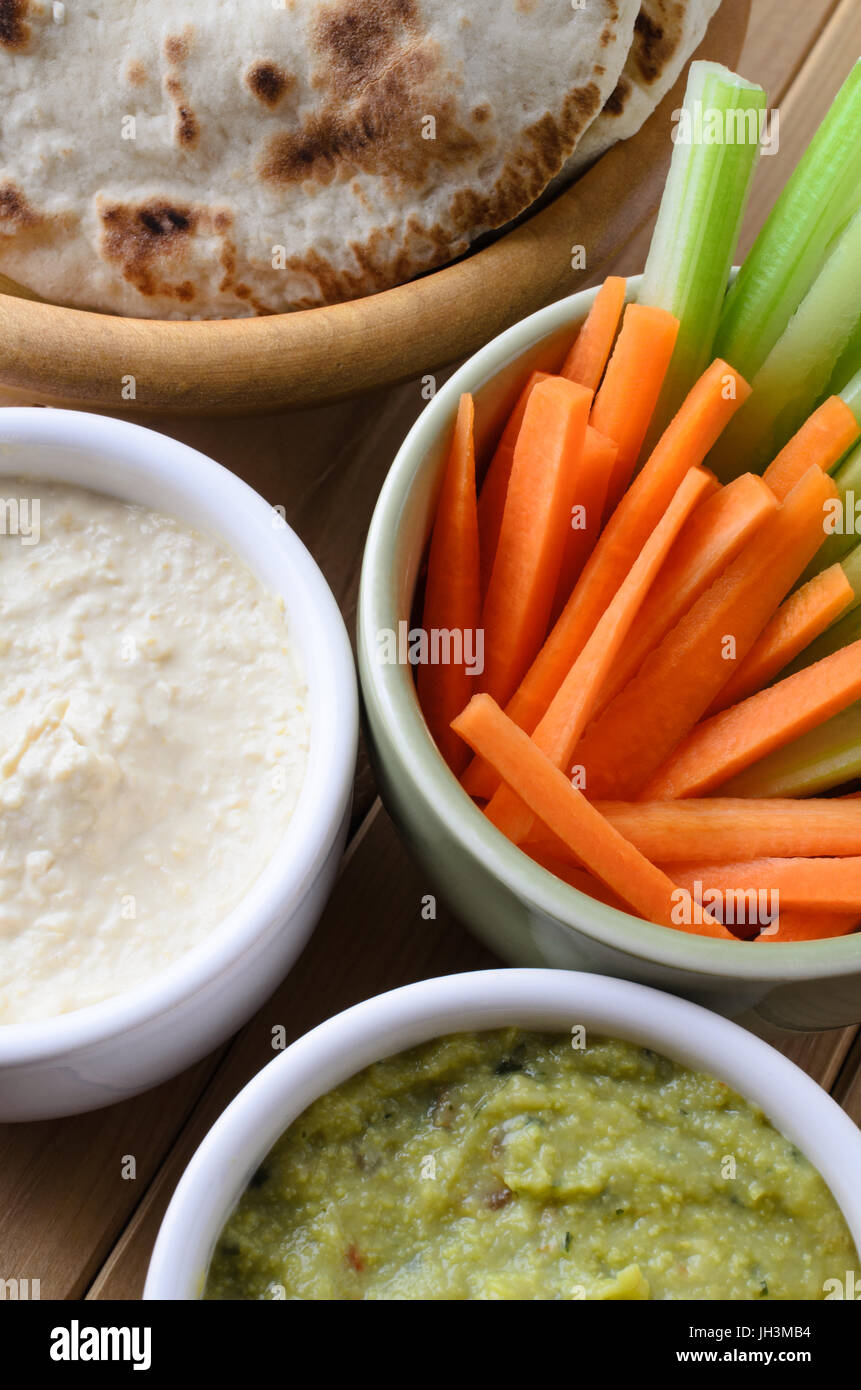 Buffet vegetariano tabella, prevista con pane pitta, cali e crudites, ripresa dall'alto. Foto Stock