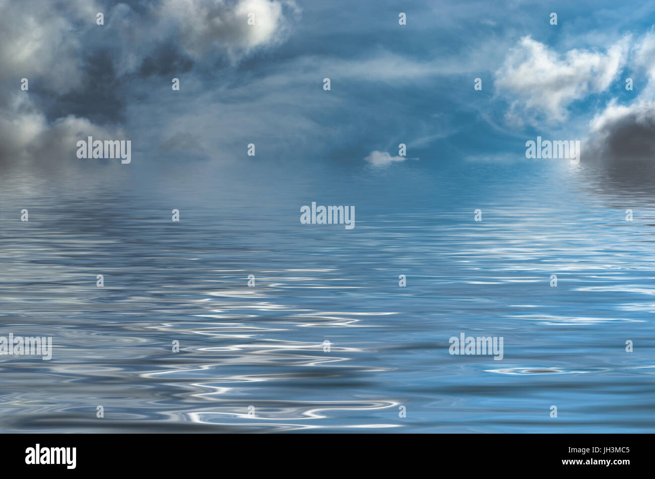 Sognante, stile fantasy seascape con cielo blu e grigio minacciose nuvole. Il cielo reale di IIS con acqua aggiunta artificialmente. Foto Stock