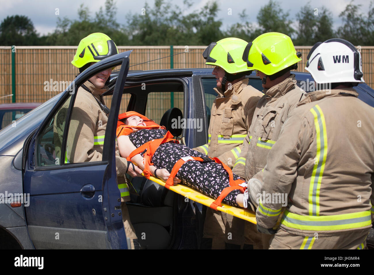 British vigili del fuoco di effettuare casualty rescue drill Foto Stock