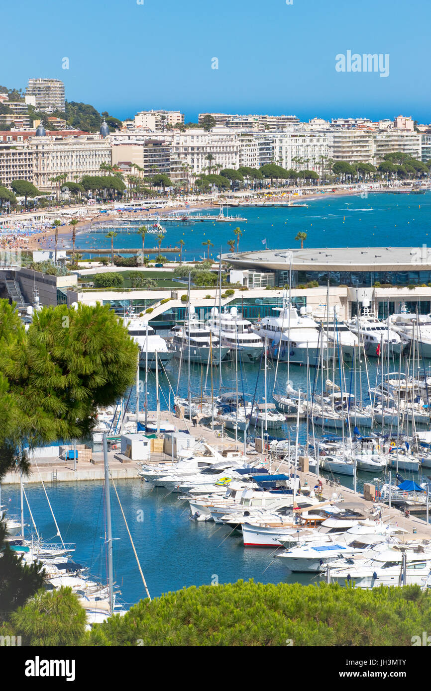 Dal vecchio porto e dal Palais des Festivals et des Congrès con la Croisette, Cannes, Francia Foto Stock