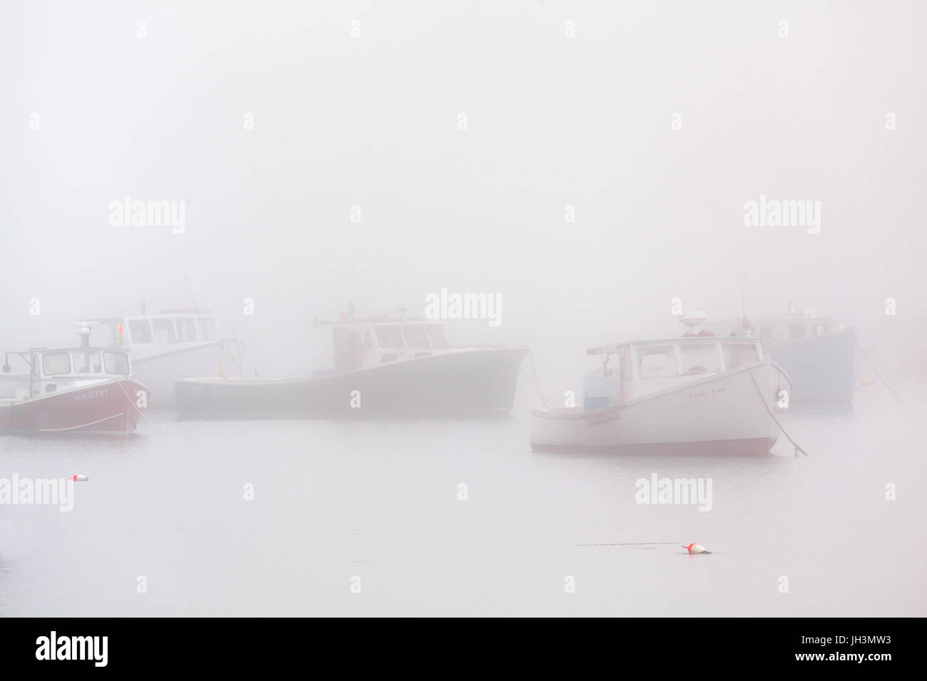 Foggy seascape con barche da pesca a Muscongus Bay, Bremmen, Maine, Stati Uniti d'America. Foto Stock