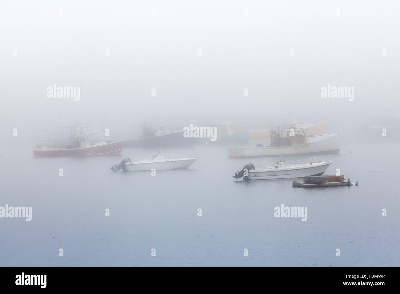 Le piccole imbarcazioni da pesca sono ormeggiate in entrata inferiore di Muscongus baia vicino Bremmen, Maine, Stati Uniti d'America. Foto Stock
