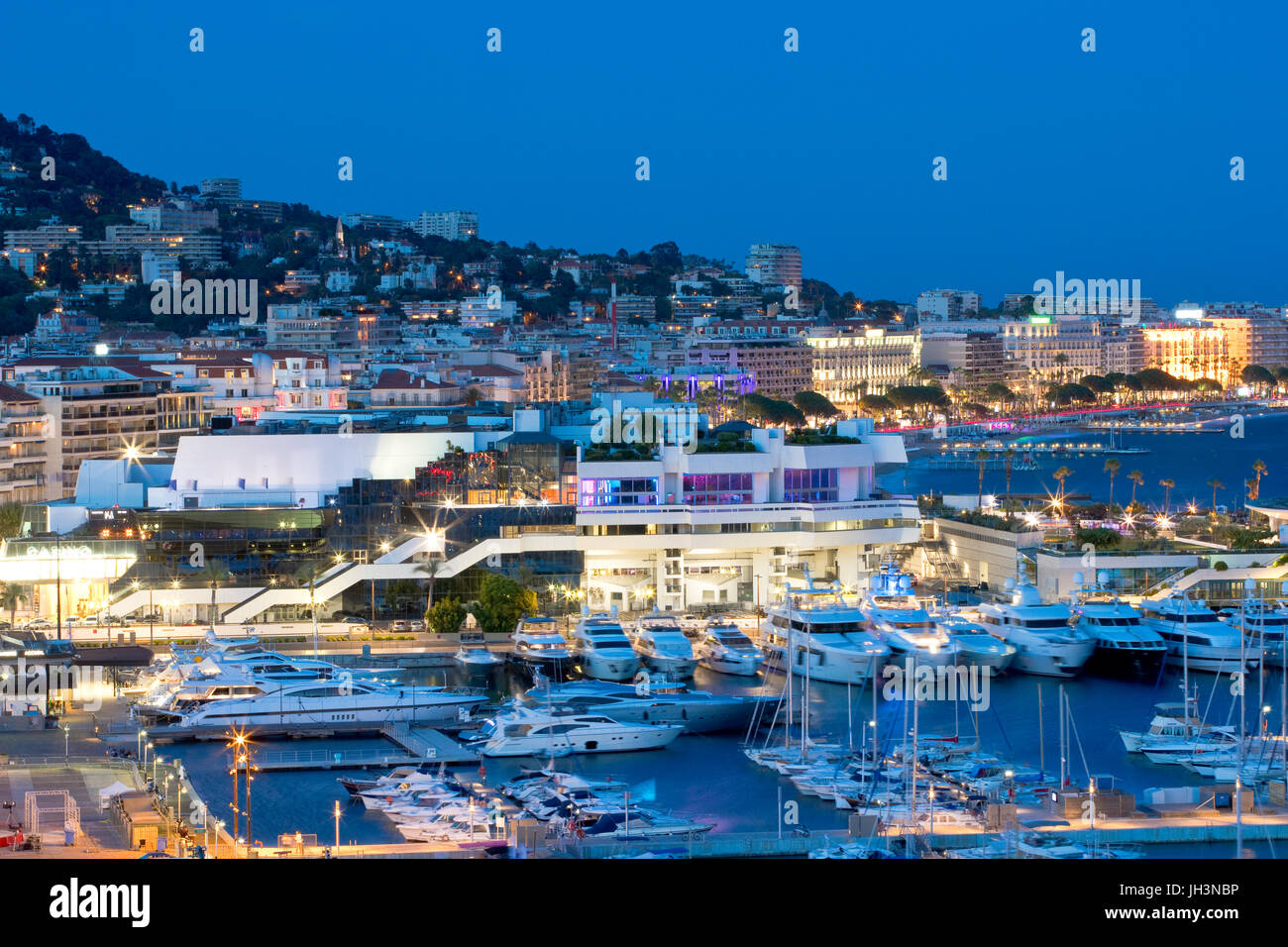 Dal vecchio porto e dal Palais des Festivals et des Congrès con la Croisette, Cannes, Francia al crepuscolo Foto Stock