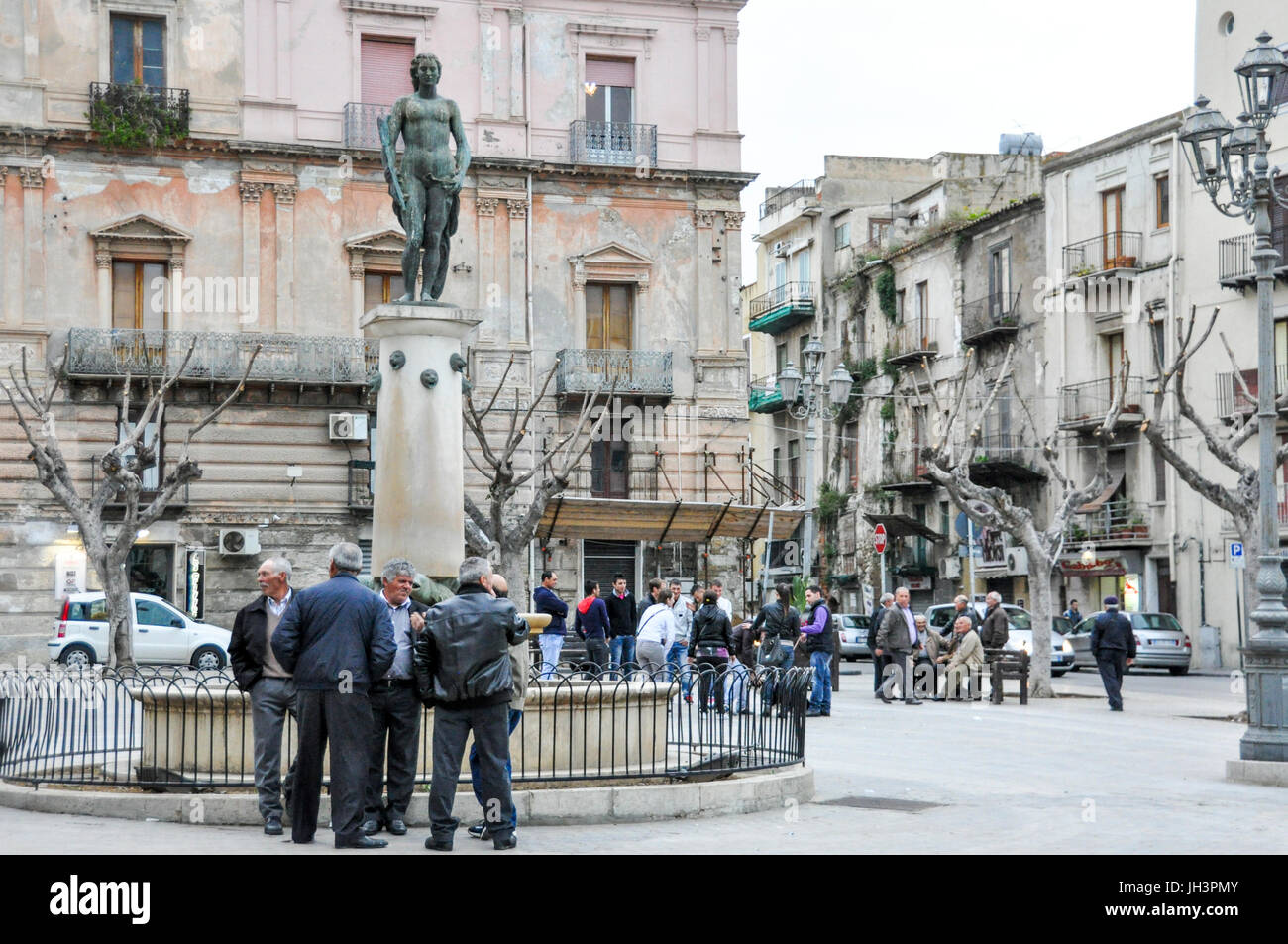 La statua della dea Cerere in Piazza Umberto I di Gela, Sicilia, Italia. Foto Stock