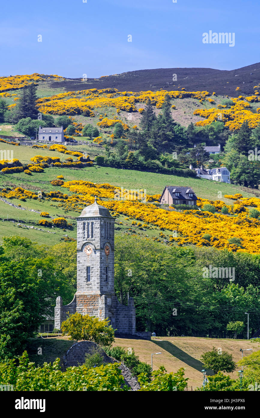 Grande Memoriale di guerra e la Torre dell Orologio a Helmsdale, Sutherland, Highlands scozzesi, Scozia Foto Stock