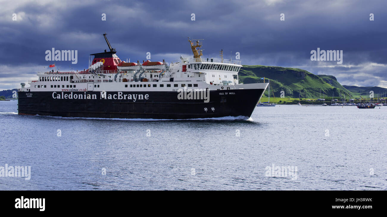 Isle of Mull traghetto da Caledonian MacBrayne lasciando il porto di Oban e vela a Craignure, Argyll and Bute, Scotland, Regno Unito Foto Stock