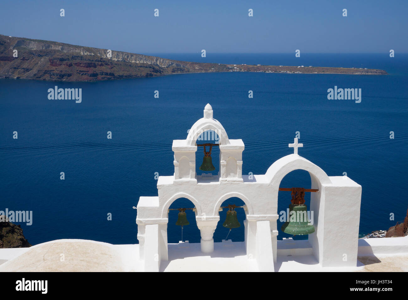 Chiesa ortodossa con torre campanaria presso il bordo del cratere, firofestani, thira, vista sull'isola vulcanica di Nea Kameni, SANTORINI, CICLADI, Egeo, Grecia Foto Stock