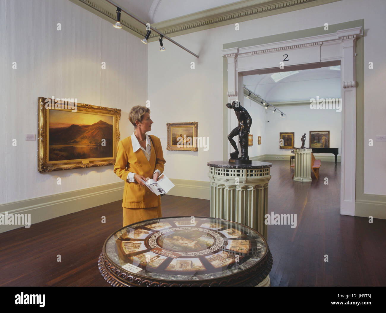 Una donna in galleria d'arte, Grundy Art Gallery, Blackpool, Lancashire, Inghilterra, Regno Unito Foto Stock