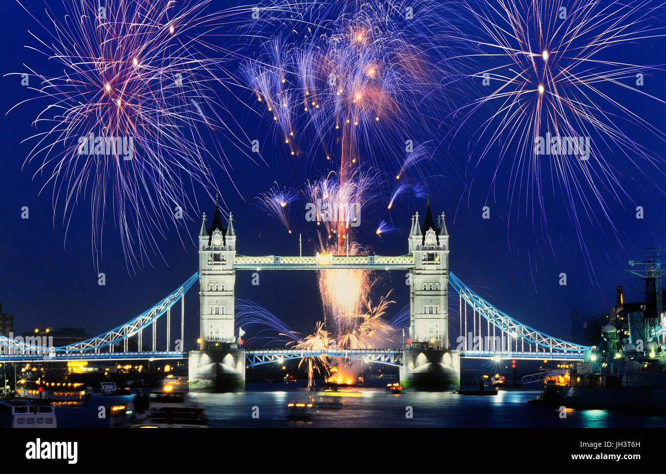 Spettacolo pirotecnico sul Tower Bridge, London, England, Regno Unito Foto Stock