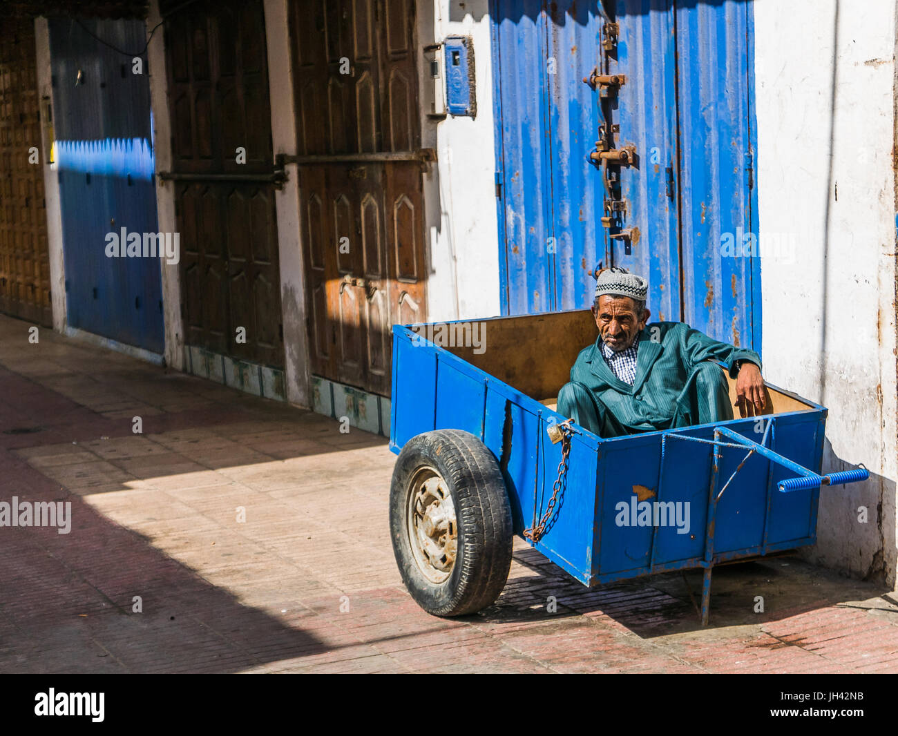 Fes, Marocco - circa nel settembre 2015 - un locale relax nel suo pushcart Foto Stock