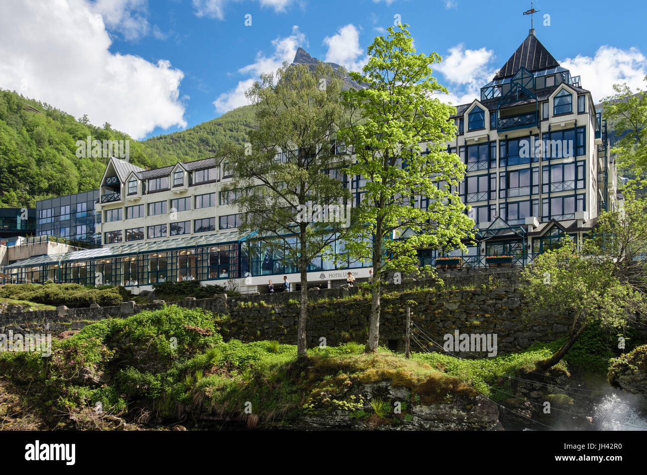 L'Hotel Union accanto al fiume Geirangelva. Geiranger, regione di Sunnmøre, contea di Møre og Romsdal, Norvegia e Scandinavia Foto Stock