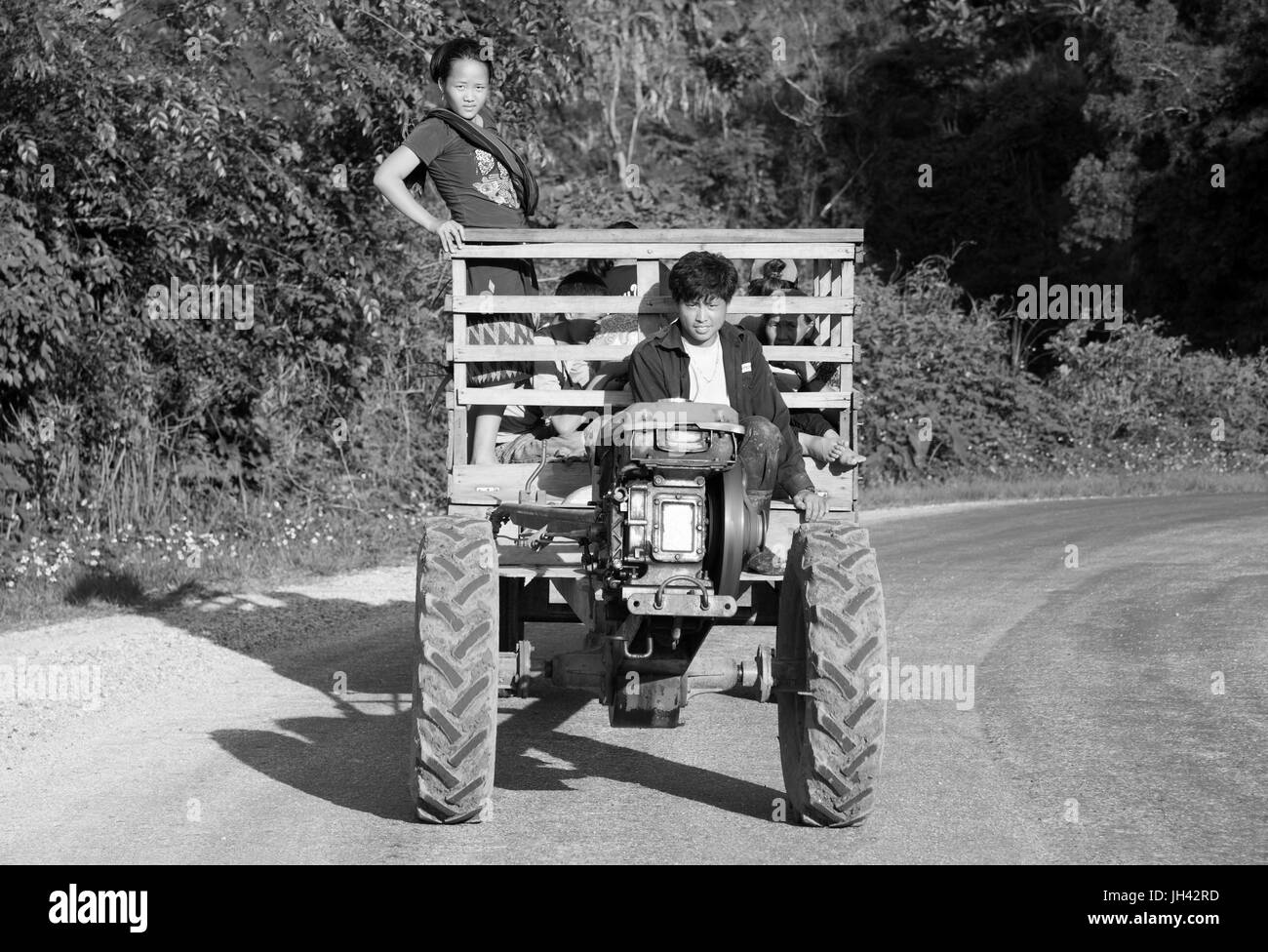 Tak-tak o " Ferro Buffalo", una motrice a due ruote spesso modificati per un ampia varietà di scopi in agricoltura e trasporti in Laos altre parti dell Asia SE Foto Stock