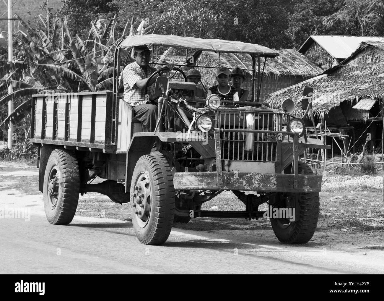 Vintage Carrello ancora in uso diffuso oggi in Myanmar. Modificato da un WW2 ex esercito britannico canadese modello militare (CMP) Chevrolet C60 carrello Foto Stock