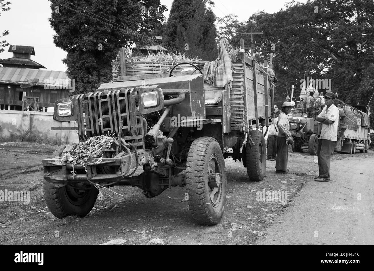 Vintage Carrello ancora in uso diffuso oggi in Myanmar. Modificato da un WW2 ex esercito britannico canadese modello militare (CMP) Chevrolet C60 carrello Foto Stock